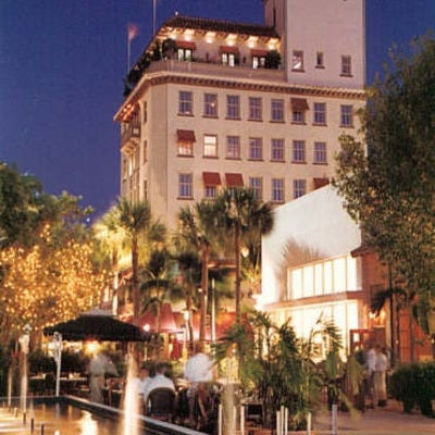 Outdoor dining in the midst of the sights of the nighttime cityscape