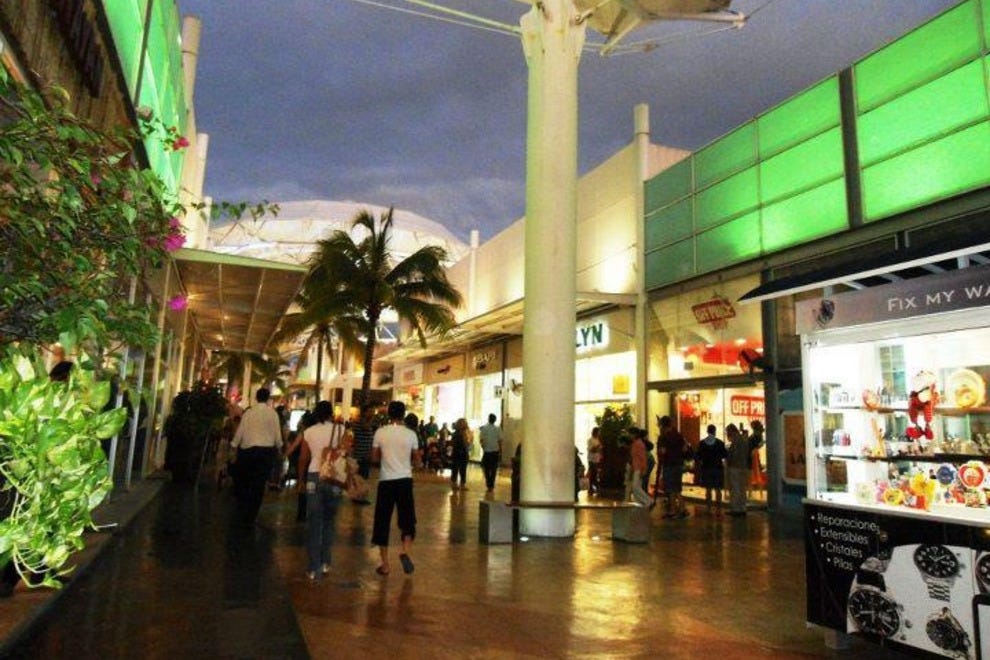 Shopping, Dining and Entertainment at Cancun's Las Plazas Outlet