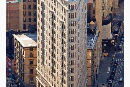 Edificio_Fuller_%28Flatiron%29_en_2010_desde_el_Empire_State_crop_boxin