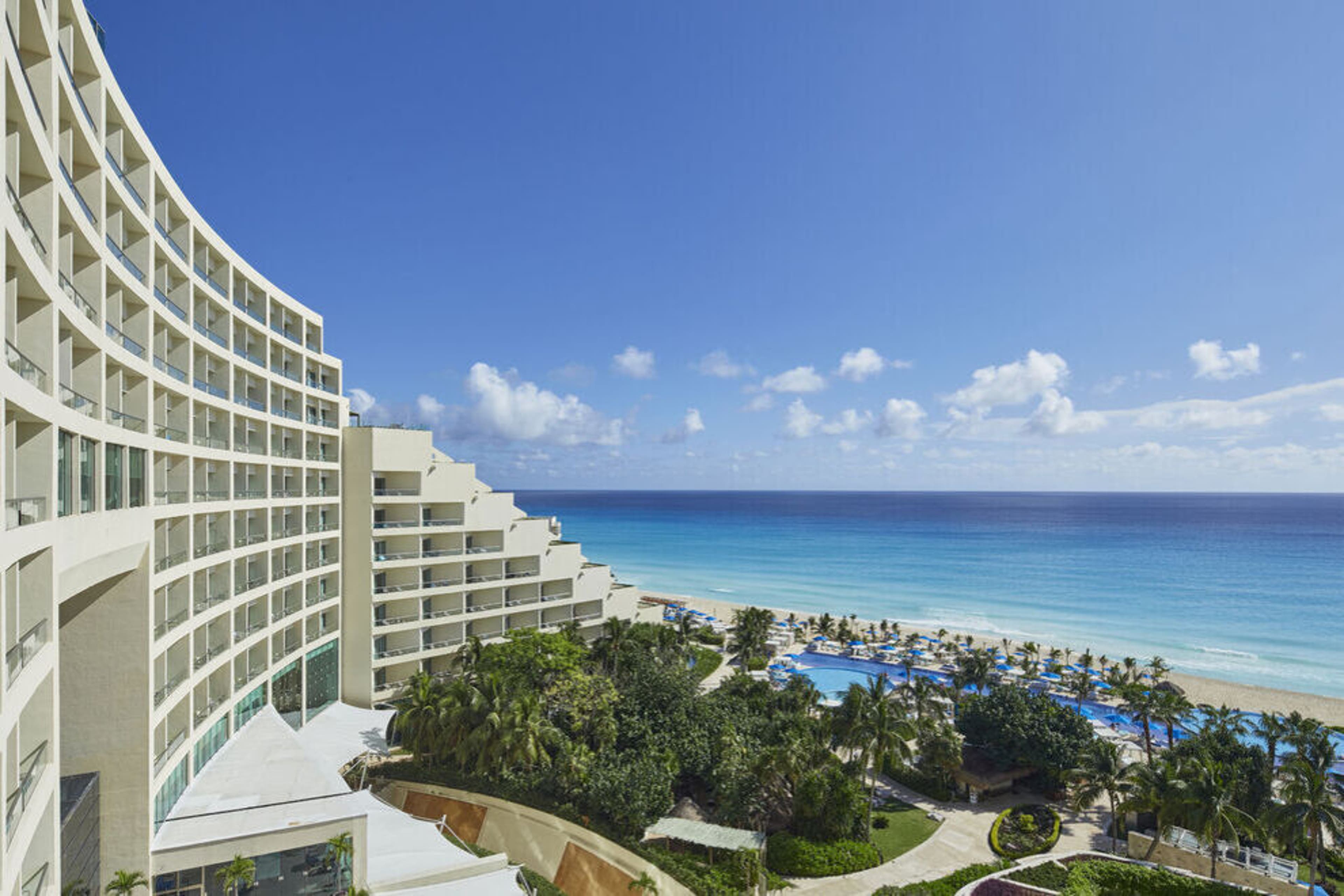 This all-inclusive resort sits in the heart of the Hotel Zone